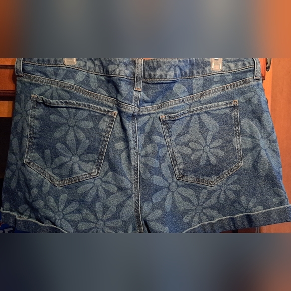 Juniors' Plus Size SO  High Rise Mom Shorts Size 17/33 Waist Daisy's Retro Denim - Picture 4 of 9